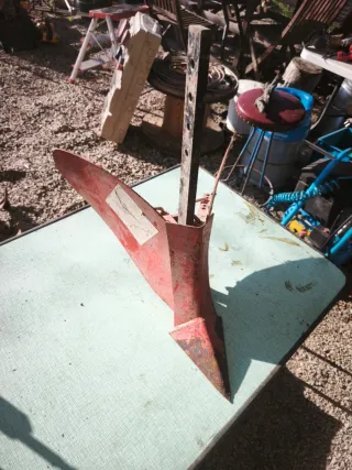 Arado vertedera regulable