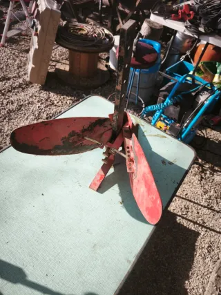 Arado vertedera regulable