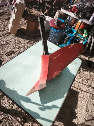 Arado vertedera regulable