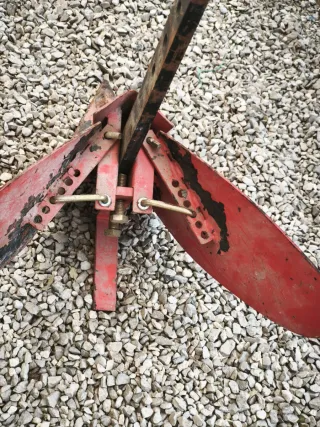 Arado vertedera regulable