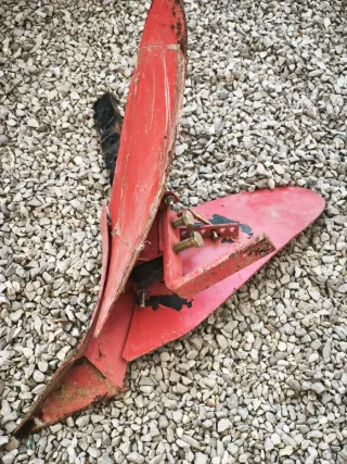 Arado vertedera regulable