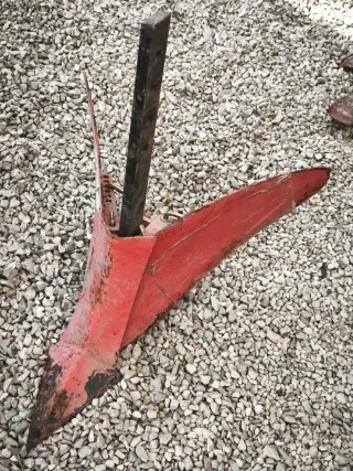 Arado vertedera regulable