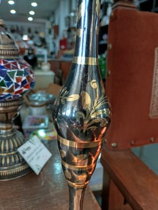 Jarrón de latón vintage con grabados hechos a mano