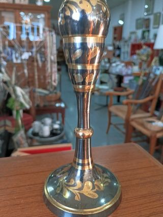 Jarrón de latón vintage con grabados hechos a mano