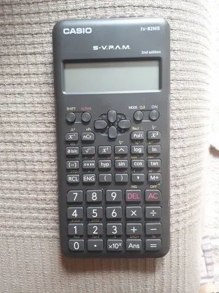 Calculadora Casio fx-82MS
