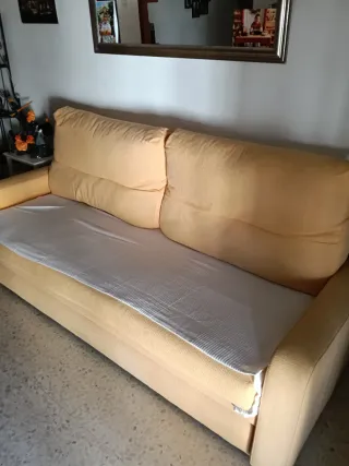Sofá cama amarillo.