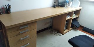 Escritorio de madera y plástico