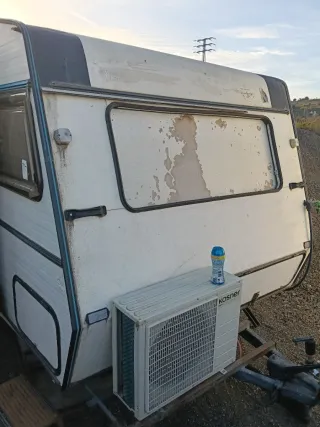 Caravana para camping Tiene papeles son blancos