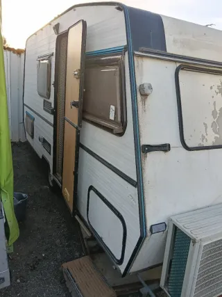 Caravana para camping Tiene papeles son blancos