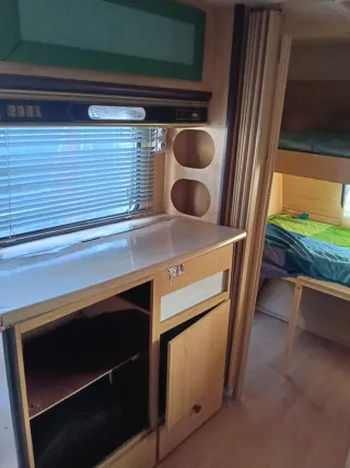 Caravana para camping Tiene papeles son blancos