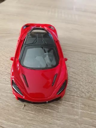 Coche de juguete metálico rojo mide 13cm