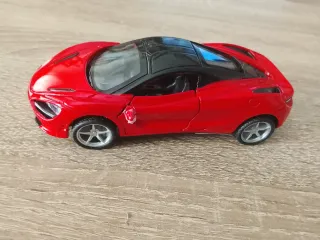 Coche de juguete metálico rojo mide 13cm