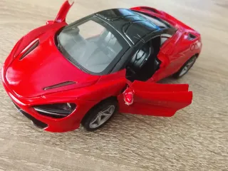Coche de juguete metálico rojo mide 13cm
