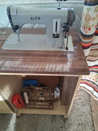 Máquina de coser Alfa Standard antigua