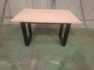 Mesa con pies de hierro