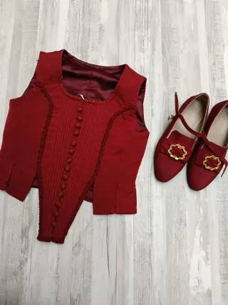 Justillo y zapatos rojos