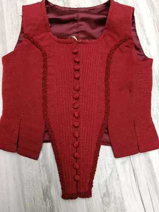 Justillo y zapatos rojos