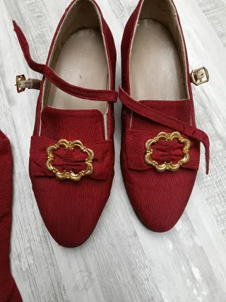 Justillo y zapatos rojos