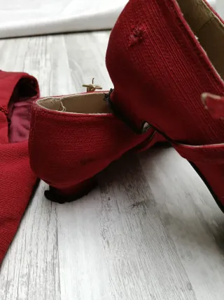 Justillo y zapatos rojos