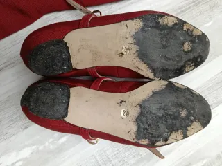 Justillo y zapatos rojos