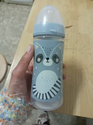 Biberón nuevo con diseño de mapache
