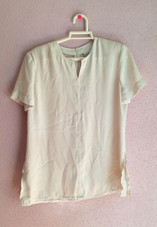 2 Camisetas multicolor y 1 Blusa blanca