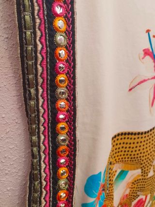 2 Camisetas multicolor y 1 Blusa blanca