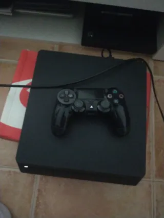 PS4 Slim 1TB Negra + Mando
