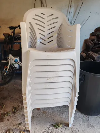 Sedie impilabili in plastica bianche