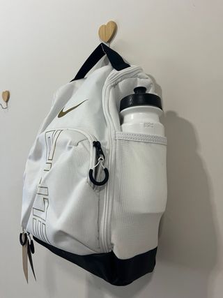Mochila Nike Elite Blanca y Dorada