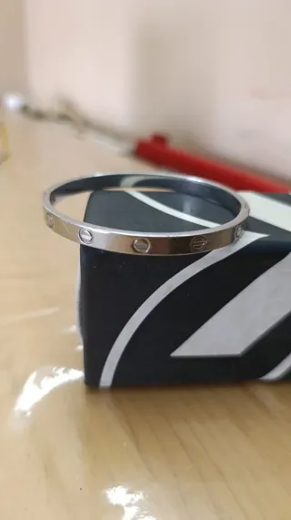 Brazalete rígido de acero plateado - Estilo "Love"
