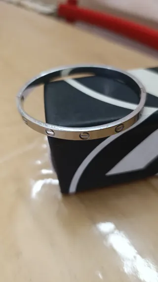 Brazalete rígido de acero plateado - Estilo "Love"