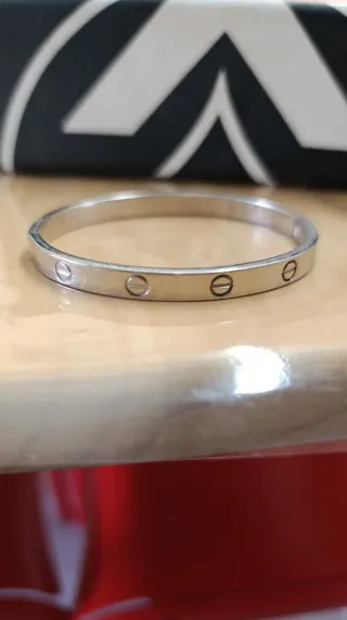Brazalete rígido de acero plateado - Estilo "Love"