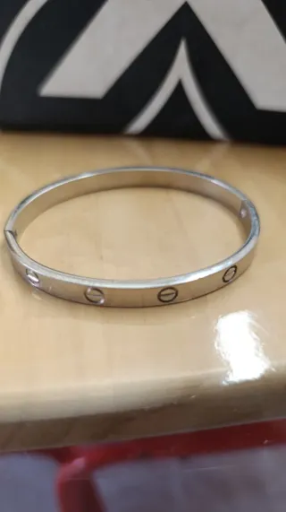 Brazalete rígido de acero plateado - Estilo "Love"