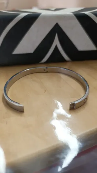 Brazalete rígido de acero plateado - Estilo "Love"