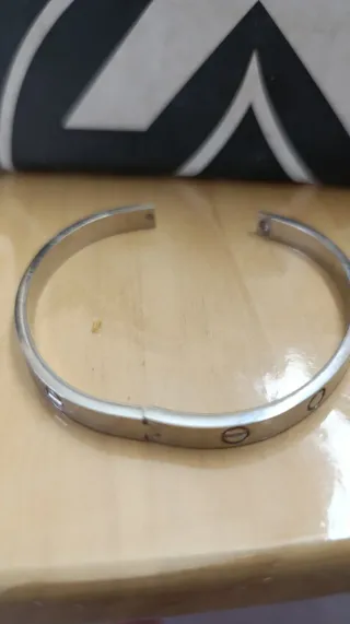 Brazalete rígido de acero plateado - Estilo "Love"