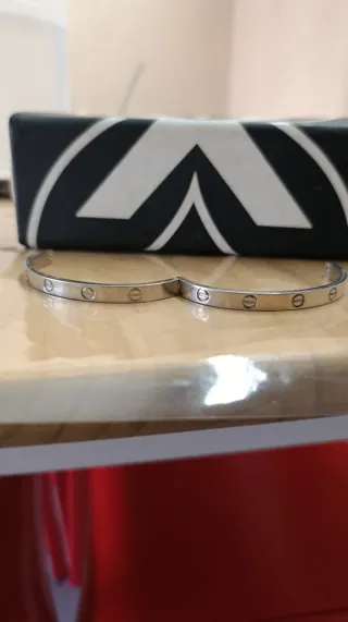 Brazalete rígido de acero plateado - Estilo "Love"