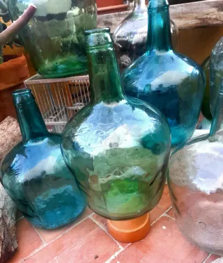 Damajuanas antiguas de vidrio