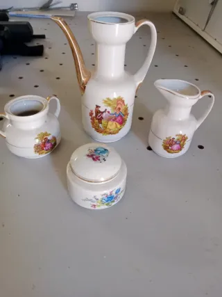 Juego de porcelana blanco y dorado