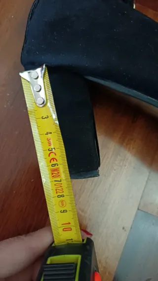 Scarpe eleganti nere a braccetto