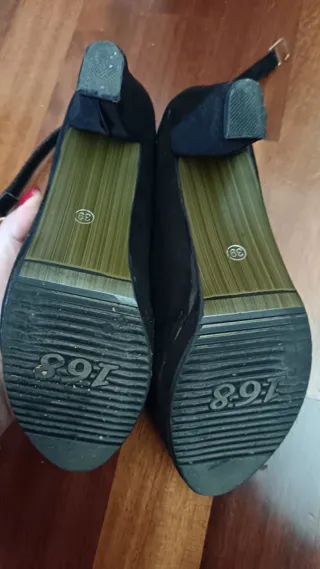 Scarpe eleganti nere a braccetto