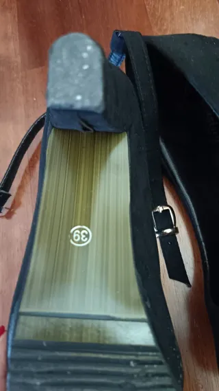 Scarpe eleganti nere a braccetto