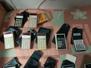 Lote de calculadoras antiguas . Vintage .