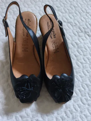 Sandalias negras cuña flor talla 37 piel