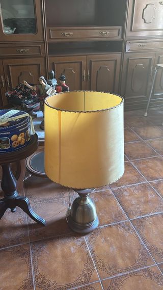 Lámpara de mesa metal dorada