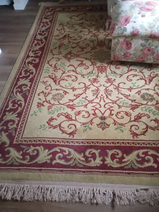 Alfombra de lana beige y roja