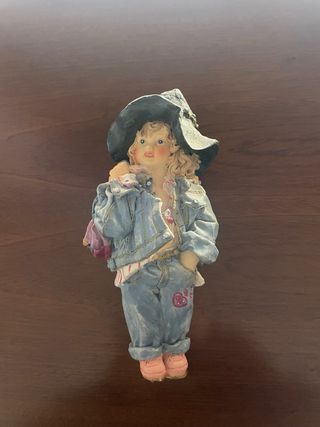 Figura decorativa niña con ropa vaquera
