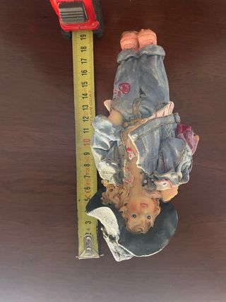 Figura decorativa niña con ropa vaquera