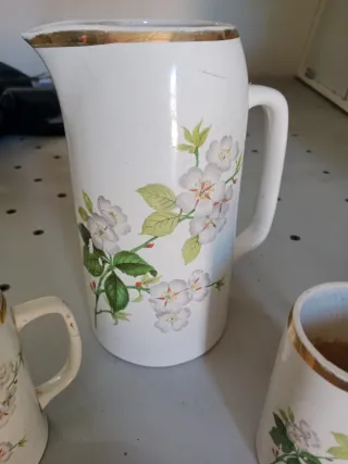 Juego de jarras de porcelana con detalles dorados