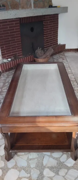 Mesa de centro Hurtado madera de nogal y cristal.